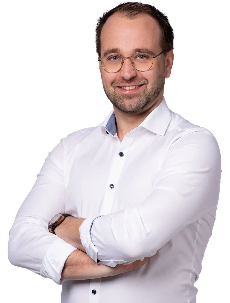 ERO CEO Lukas Dieterle mit armen verschrenkt im weißen Hemd